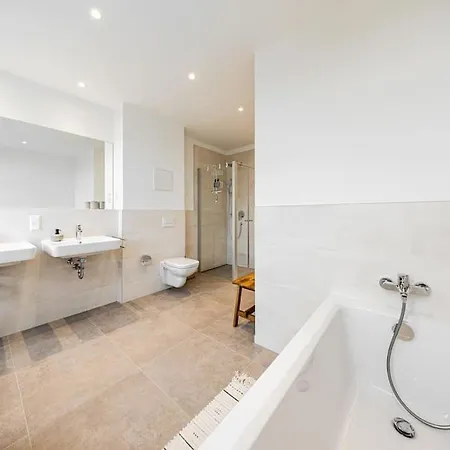 Stylisches Zentrales City-apartment Mit 2 Balkonen Apartment *
